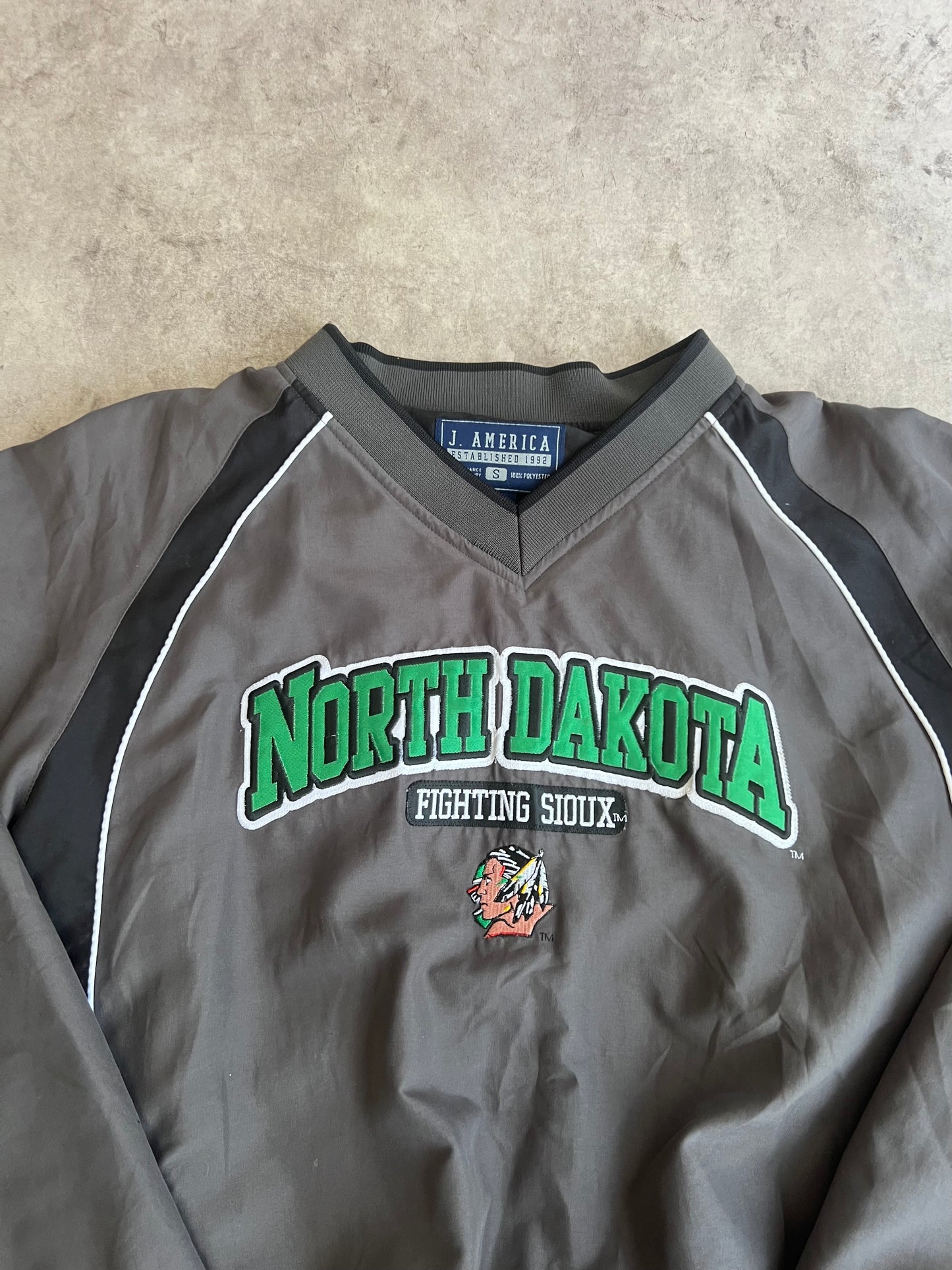 Vintage North Dakota Fighting Sioux Pullover Jacket (M)
